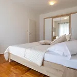 Danijela With Private Jacuzzi And Parking Apartman