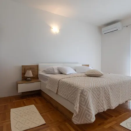 Danijela With Private Jacuzzi And Parking Vinišće