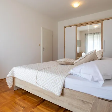 Danijela With Private Jacuzzi And Parking Apartamento