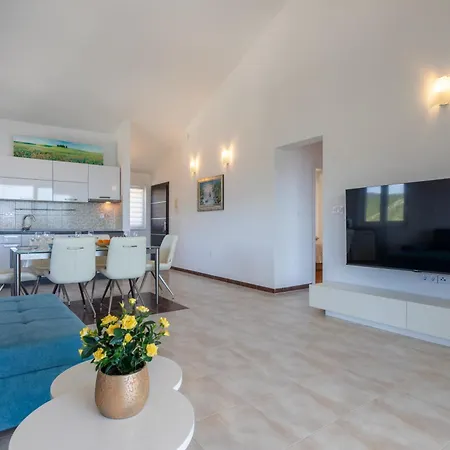 Danijela With Private Jacuzzi And Parking Vinišće