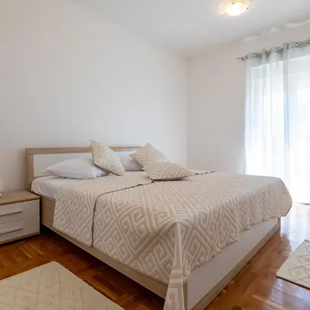 Danijela With Private Jacuzzi And Parking شقة