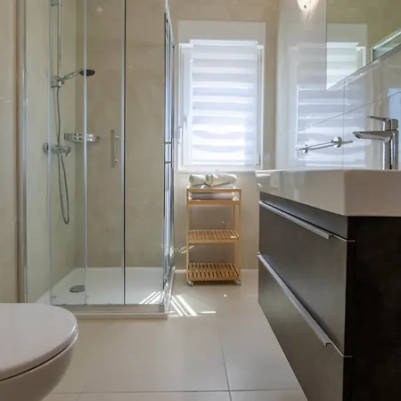 Danijela With Private Jacuzzi And Parking شقة *