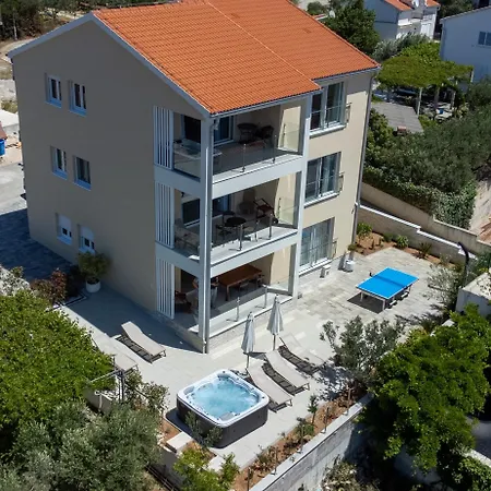 Danijela With Private Jacuzzi And Parking Apartman